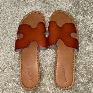 Universal Thread Slippers